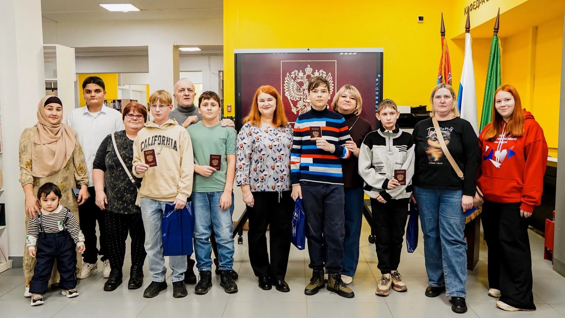 В Шатуре еще 5 школьников получили свои первые паспорта РФ