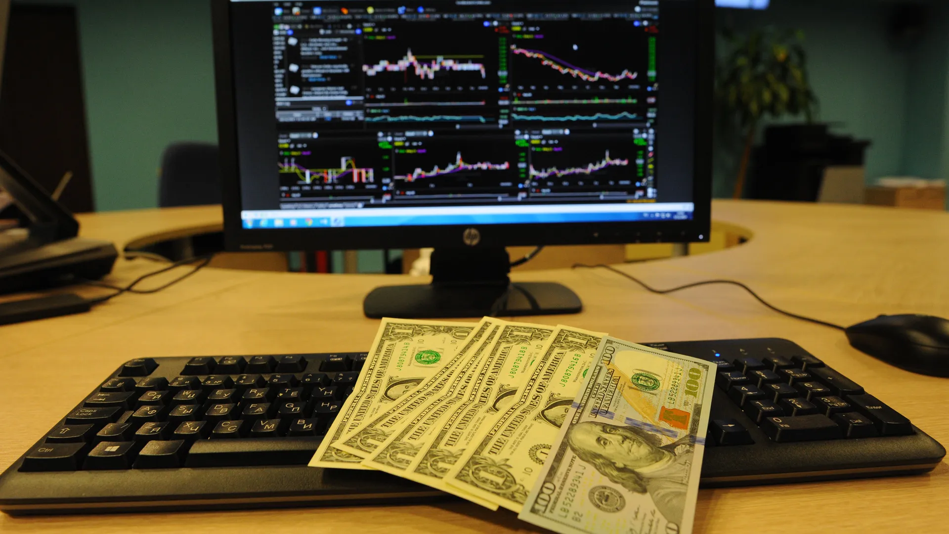 Курс доллара на рынке Forex резко поднимался выше 80 рублей