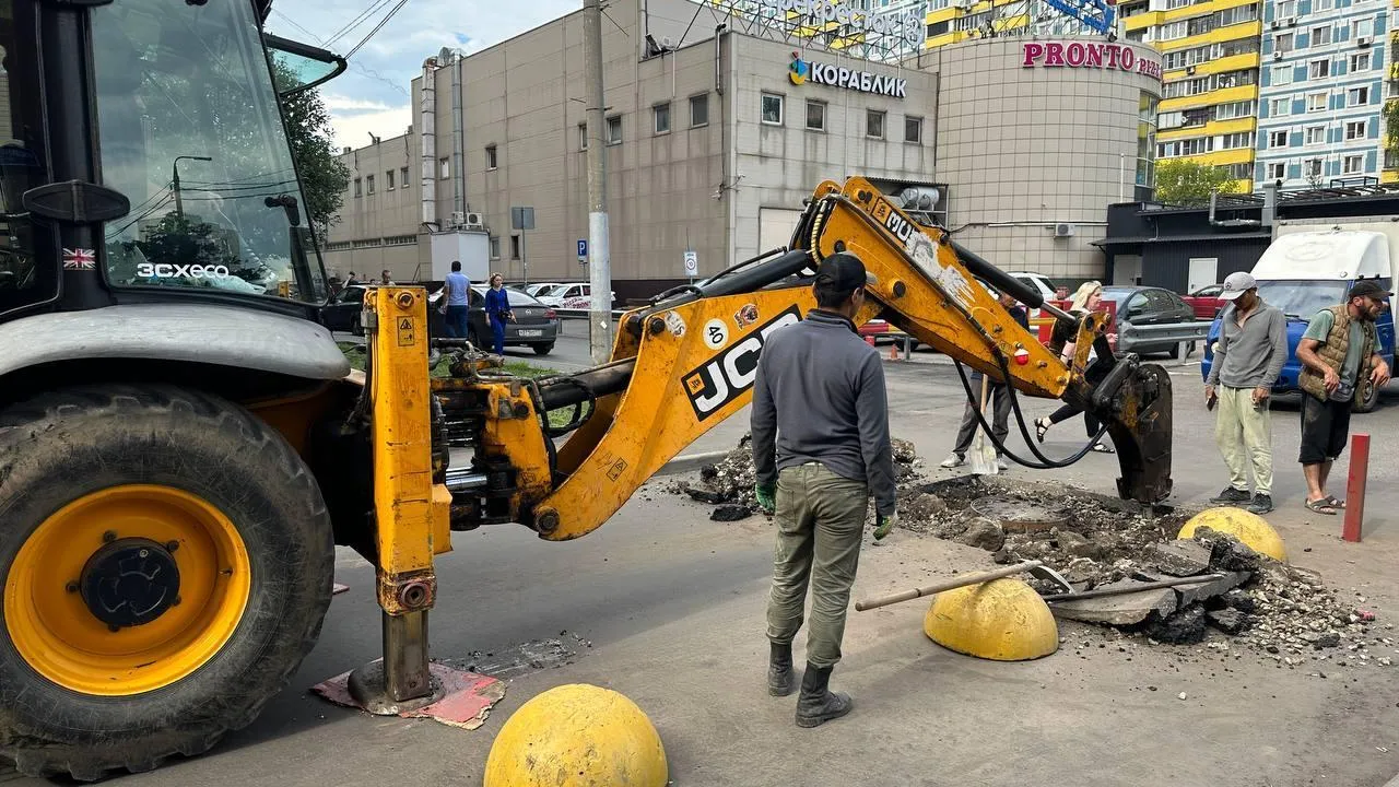 Новые магистральные колодцы устанавливают в Реутове