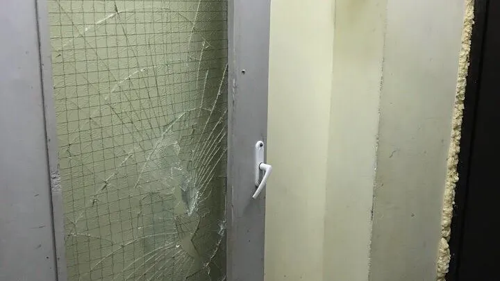 В Подольске вандалы разбили стекло в подъезде одного из домов ЖК «Сосновка»