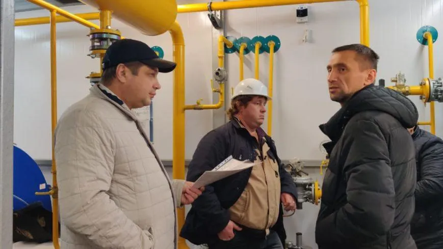 Рабочие заканчивают установку котельной для новой школы в микрорайоне Климовск Подольска