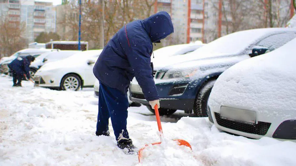 Свыше 19 тыс специалистов устраняют последствия снегопада в Подмосковье
