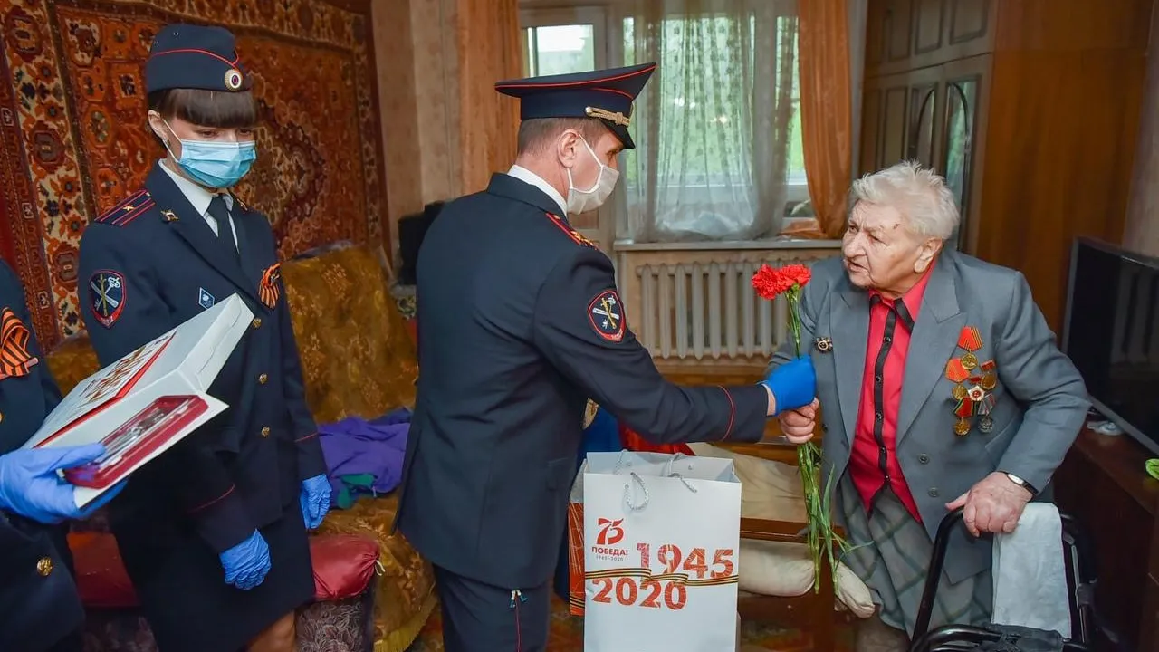 Замначальника полиции Балашихи поздравил ветеранов ВОВ с юбилеем Победы