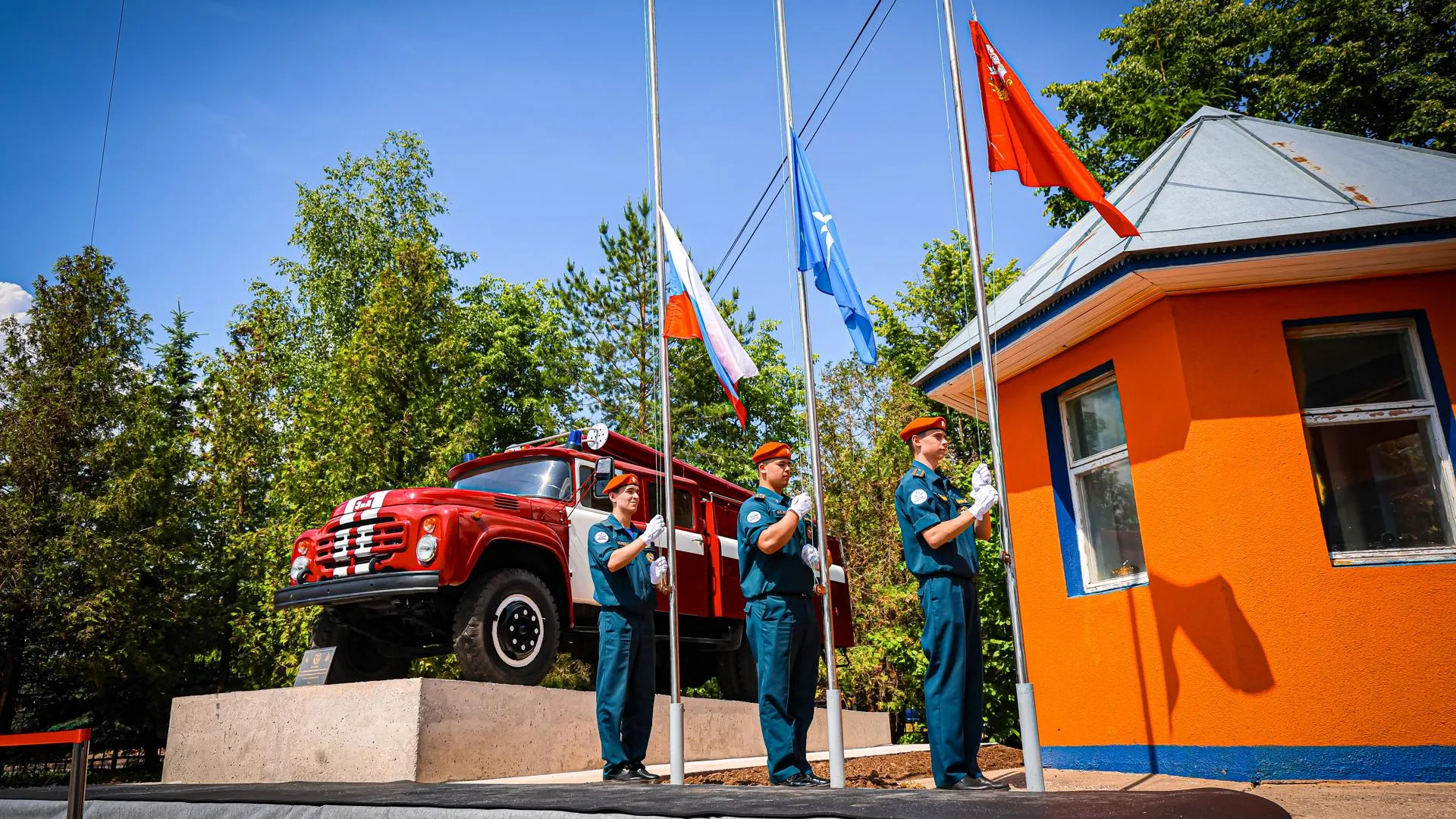 В Клину открыли мемориал пожарным с машиной ЗИЛ-130