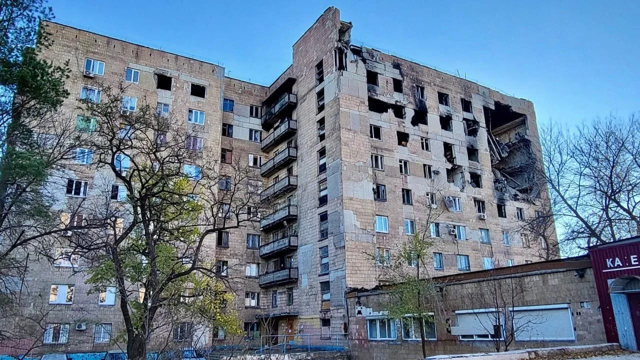 Подмосковные специалисты восстанавливают жилой дом в Ильичевском районе Мариуполя