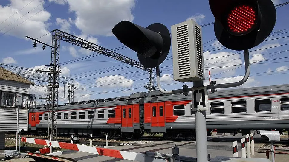 Автомобилистов Подольска попросили соблюдать ПДД на железнодорожных переездах