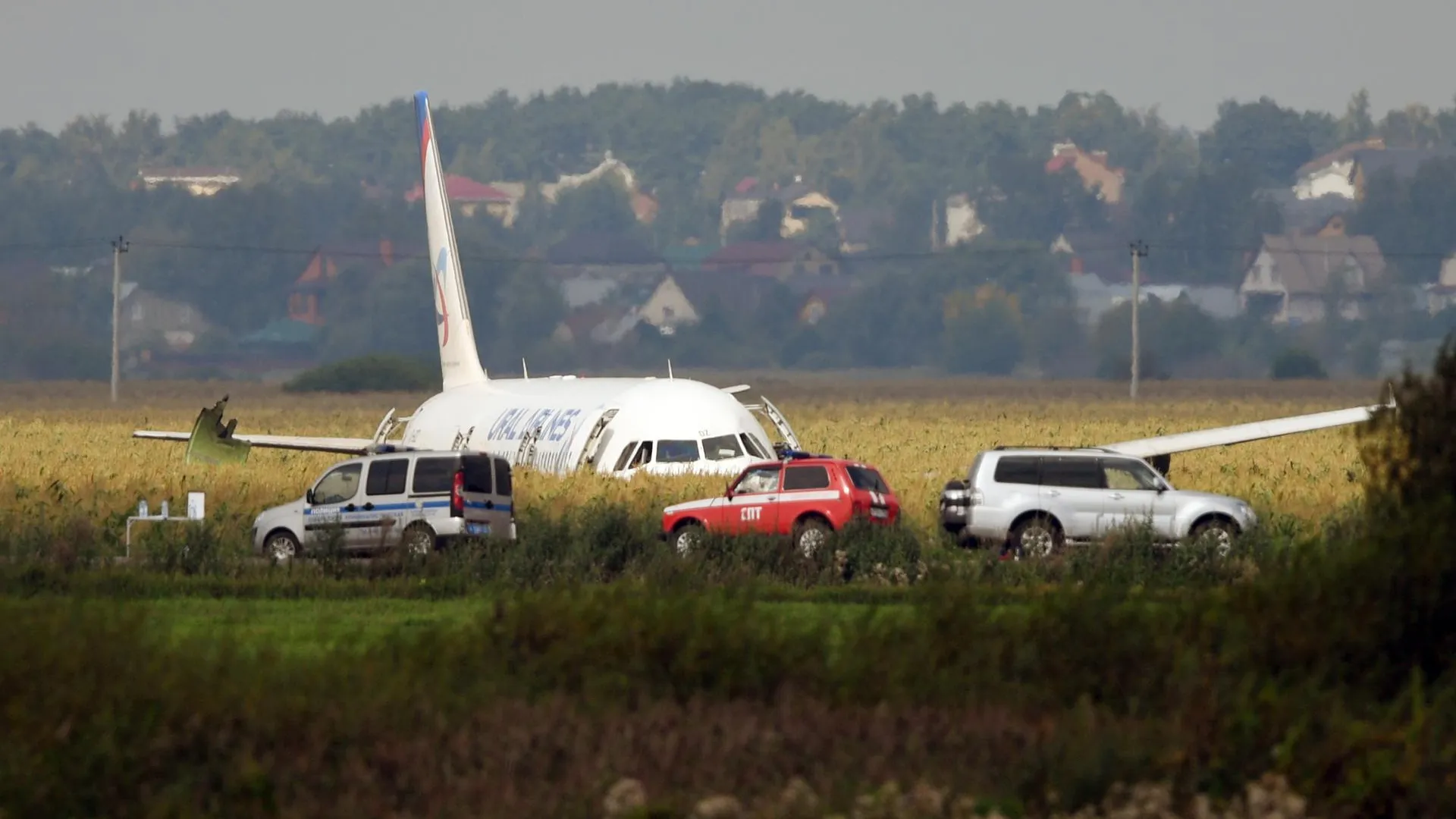 В среду с самолета Airbus, севшего в подмосковном поле, снимут левый двигатель