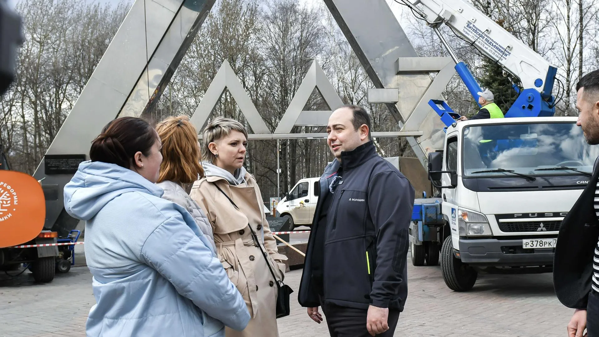 Глава Химок Дмитрий Волошин проверяет работы в рамках месяца чистоты и порядка в сквере имени Марии Рубцовой и парке «Дубки»