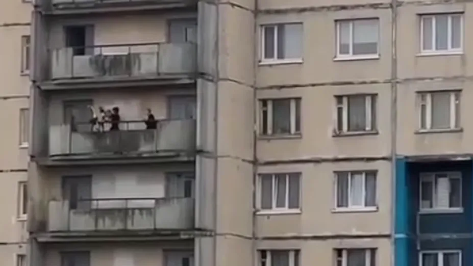Способ хайпануть: подростки в Петербурге скинули электровелосипед с 14 этажа
