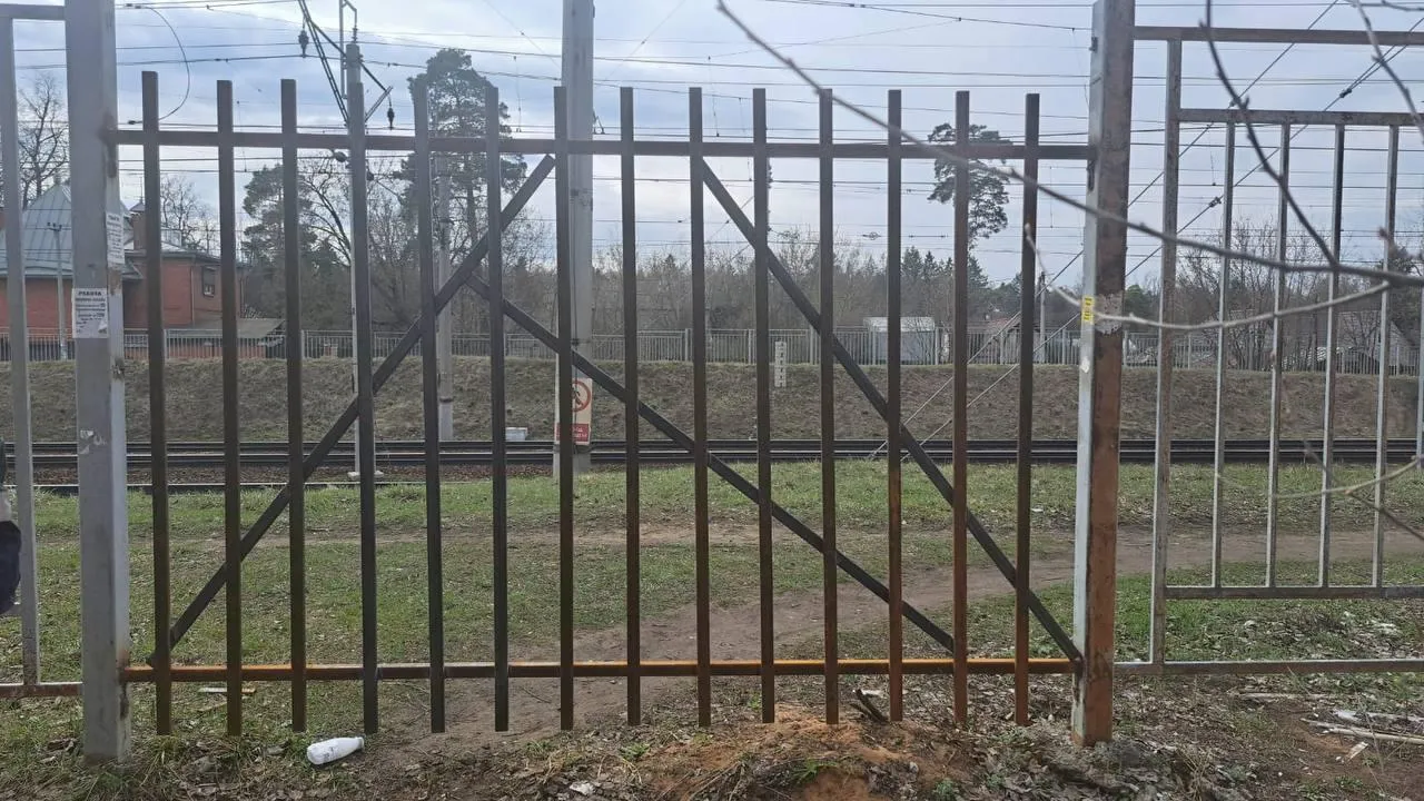 Более 60 опасных троп через ж/д пути устранили в Люберцах с начала года