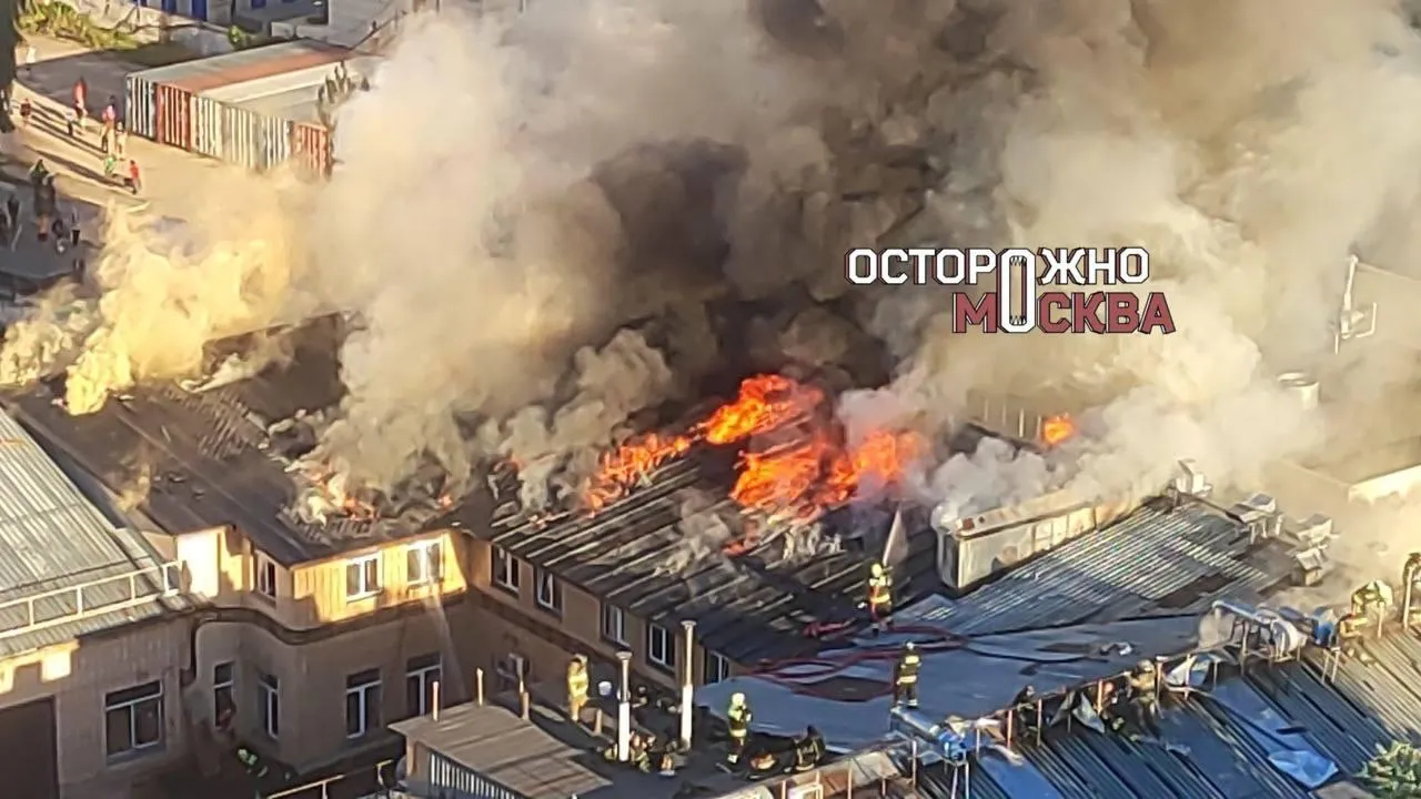 Обвалилась часть крыши полыхающего на юге Москвы административного здания