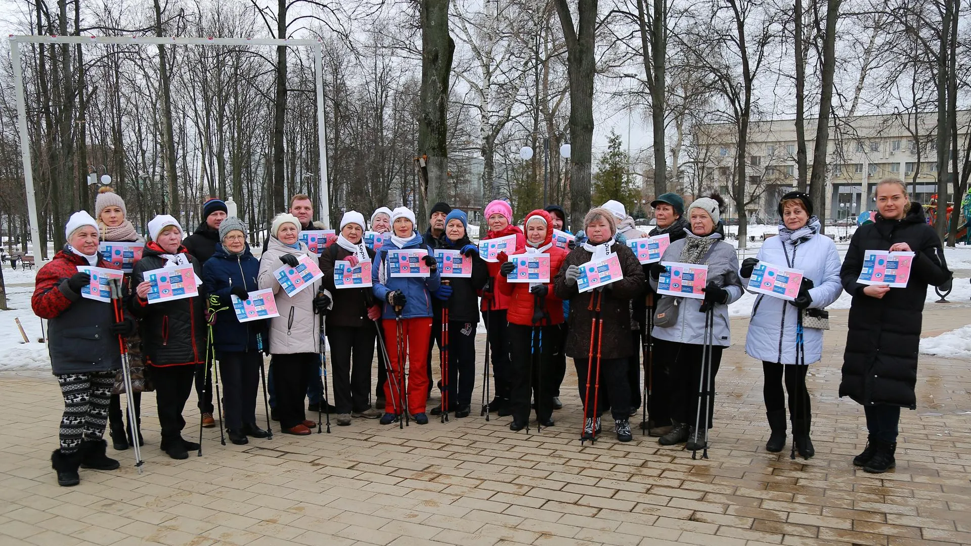 Тренировка по скандинавской ходьбе прошла в Люберцах в День борьбы с раком