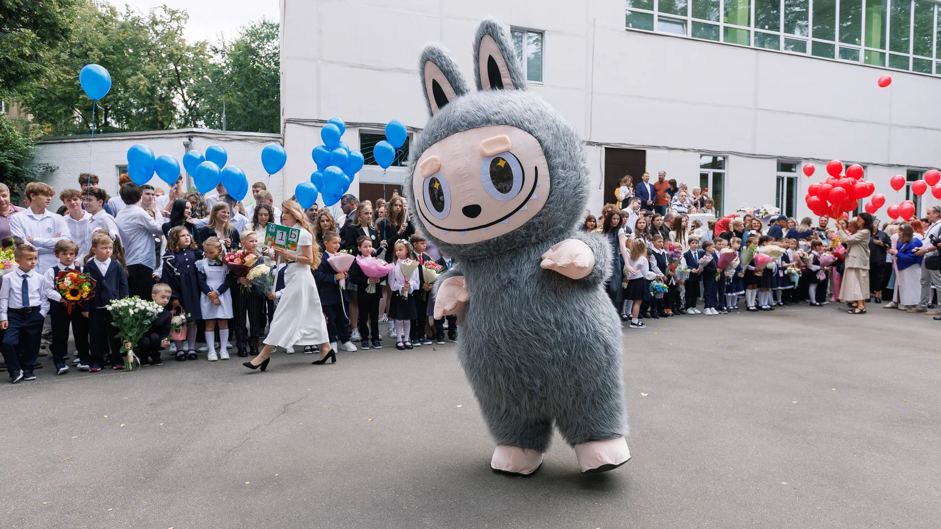 Ростовая кукла лабуба 1 сентября на линейке в школе