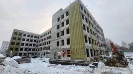 В Лобне приступили к устройству фасада новой поликлиники на 600 посещений в смену