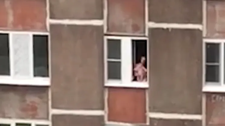 В Подмосковье мать высунула младенца «на прогулку» из окна многоэтажки