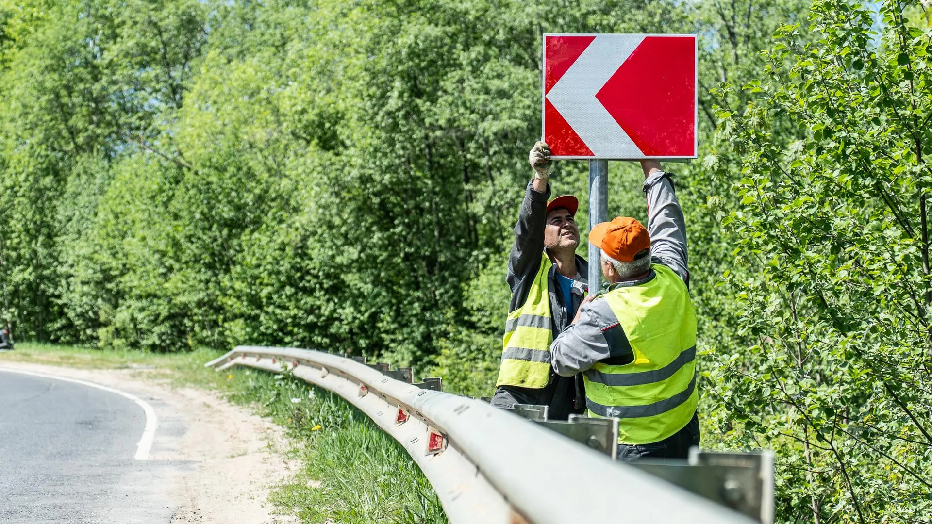В 10 округах Подмосковья отремонтировали дорожные знаки