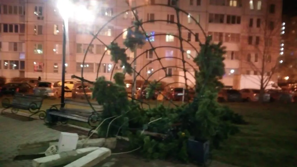 Новогодняя елка упала в Подольске из‑за сильного ветра