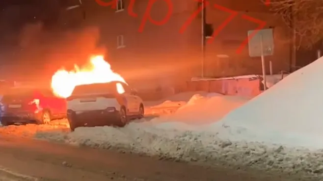 Машина каршеринга сгорела ночью в Химках