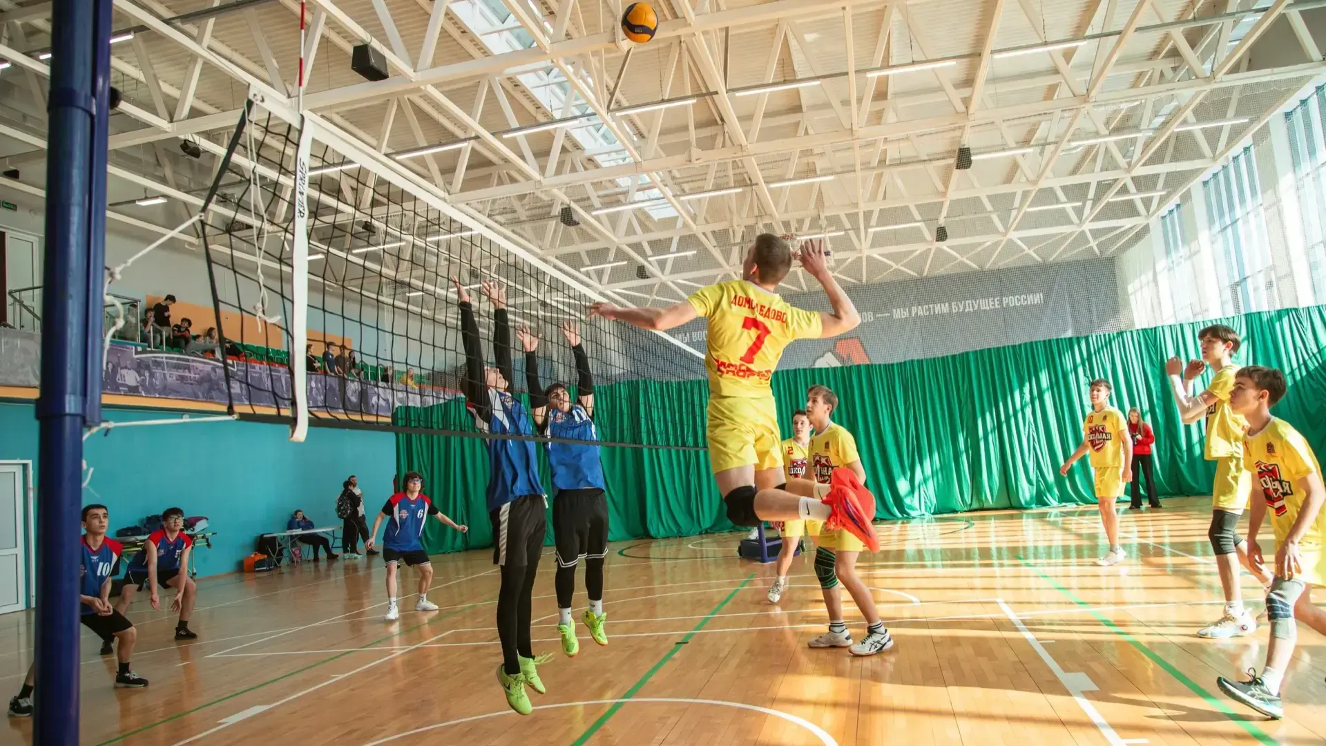 В Домодедово прошли соревнования по волейболу в рамках Единой школьной лиги