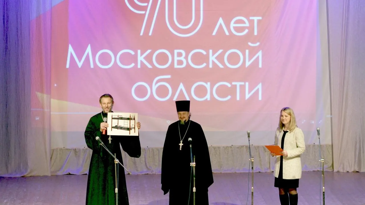 Двухъярусную кровать вручили многодетной семье из Подольска