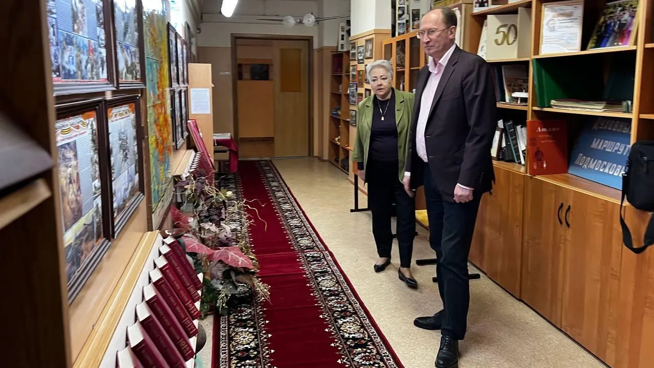 Депутат Мособлдумы передал в школьный музей Люберец ковровые дорожки