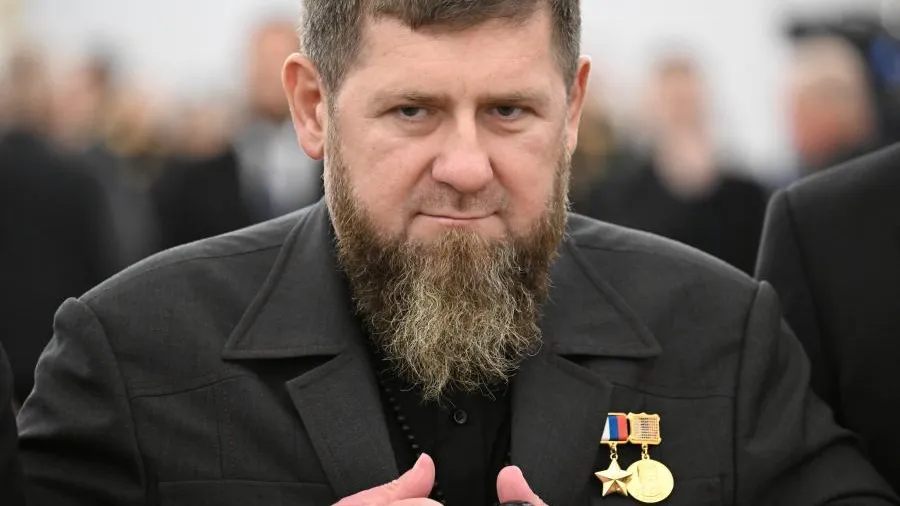 Кадыров с Делимхановым пошли к главе ФСБ после атаки дрона на казармы в Грозном
