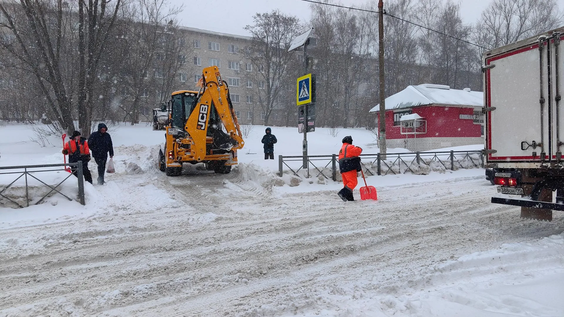 Дороги и пешеходные переходы очистили на улице Комсомольской в Щелкове