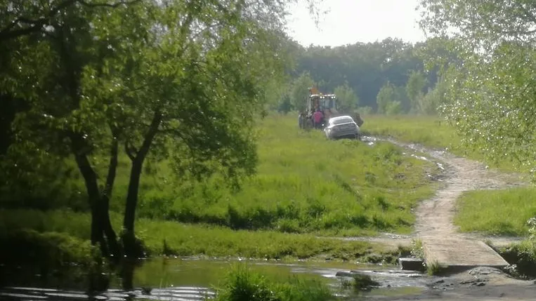 Машина застряла в поле в микрорайоне Подольска