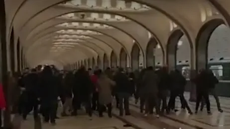 Видео массовой драки футбольных болельщиков на станции метро «Маяковская» в Москве