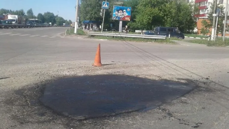 Сотрудники «Мосавтодора» заделали яму на Быковской улице в Подольске по просьбе жителя