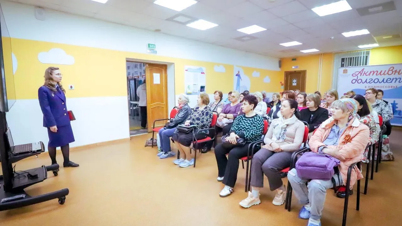 Помощник клинского прокурора выступила перед жителями в клубе «Активное долголетие»