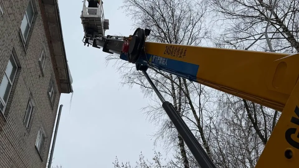 Управляющие компании Подмосковья очищают крыши и дворы от снега