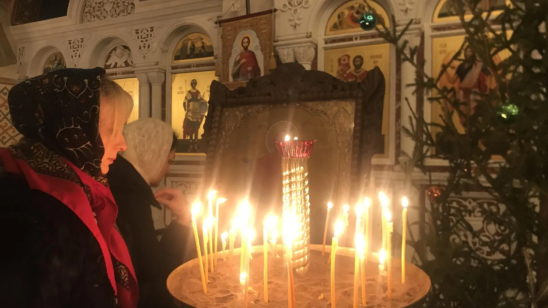 Сотни прихожан посетили рождественское богослужение в главном храме Росгвардии в Балашихе