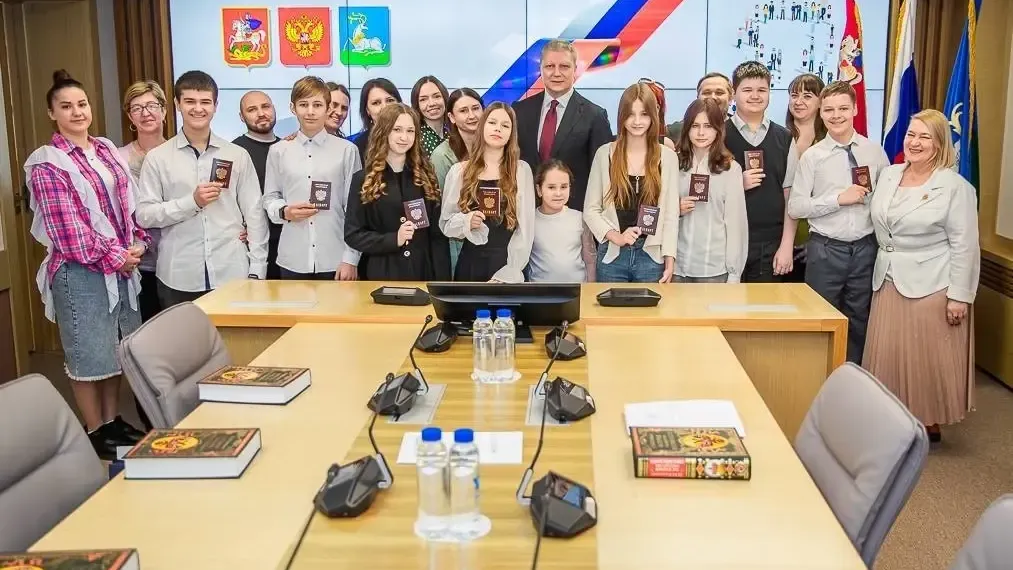 Глава Одинцовского округа вручил первые паспорта восьми школьникам