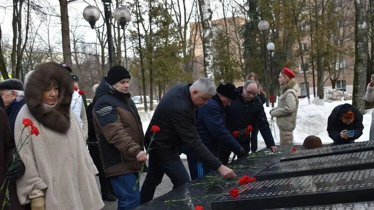 Цветы возложили к обелиску Славы в Балашихе в преддверии Дня защитника Отечества