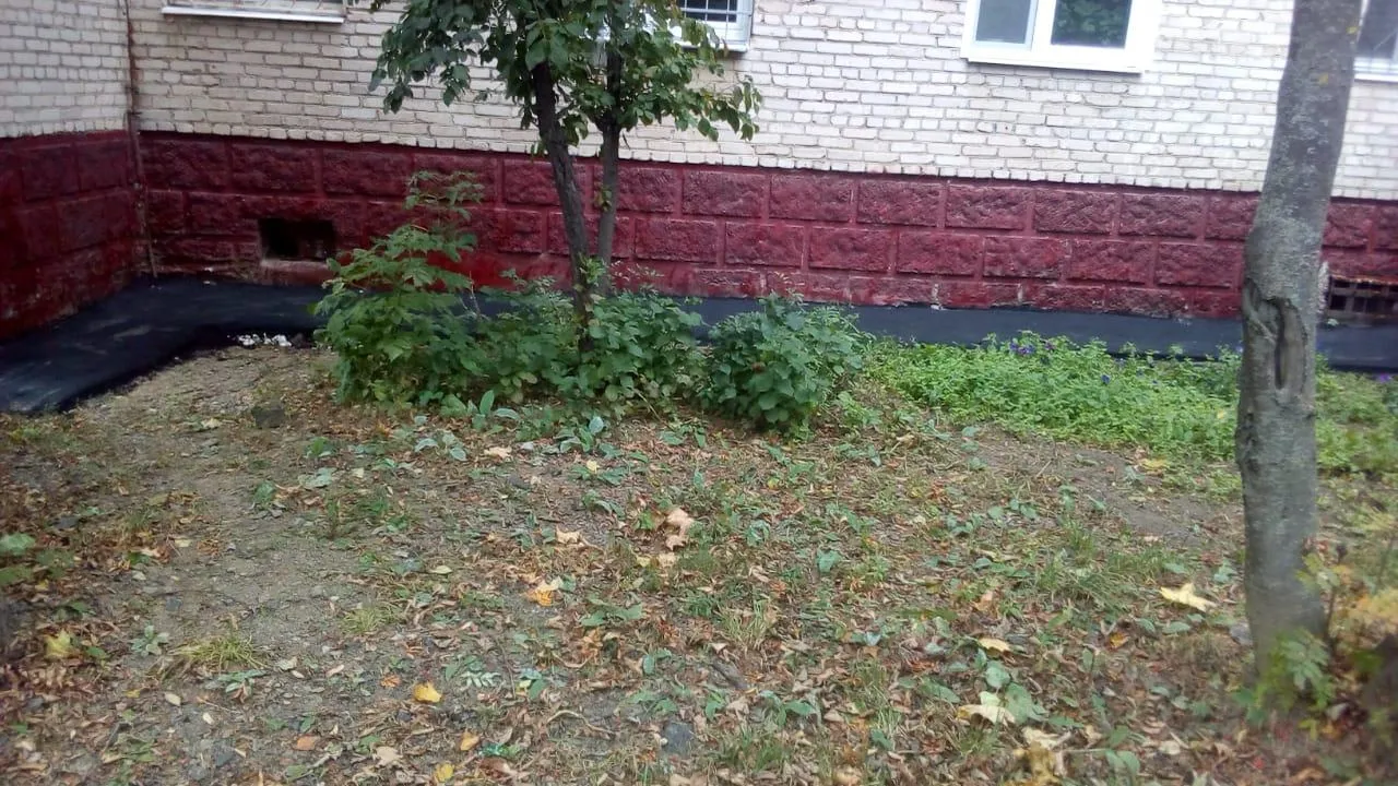 Сотрудники УК Подольска отремонтировали отмостки двух многоквартирных домов