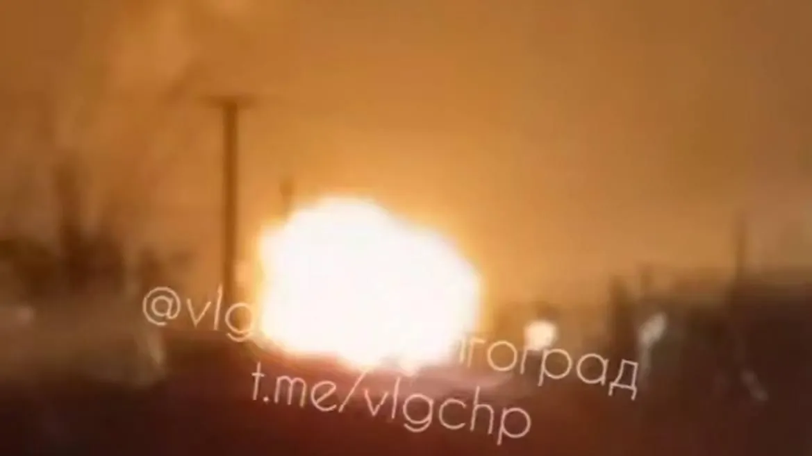 Местные жители сняли на видео зарево над горящим НПЗ в Волгоградской области