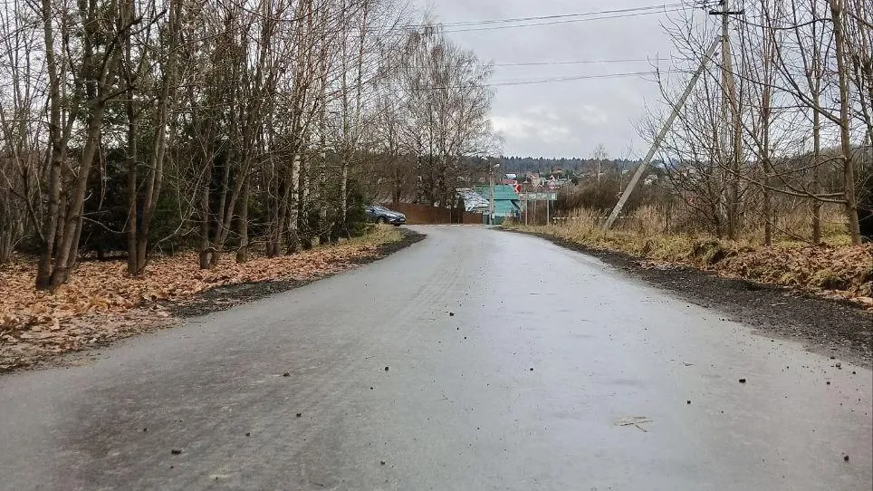 В подмосковной деревне Слизнево провели асфальтирование дороги