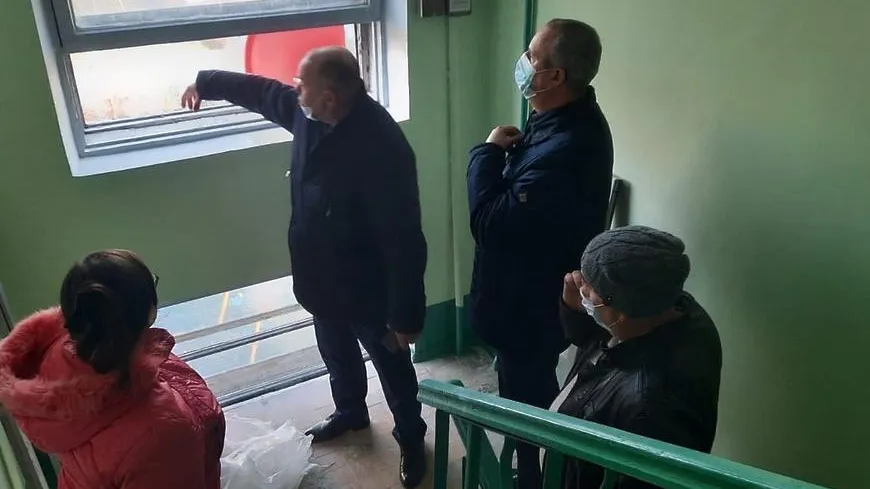 Руководитель УК пообещал заменить оконные рамы на новые в одном из домов Подольска