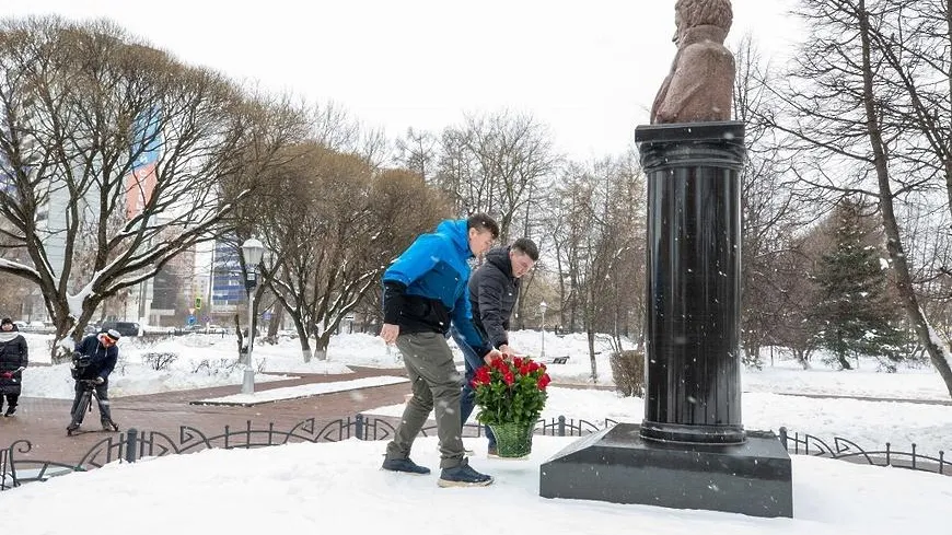 Цветы возложили к памятнику поэта и писателя Александра Пушкина в Подольске