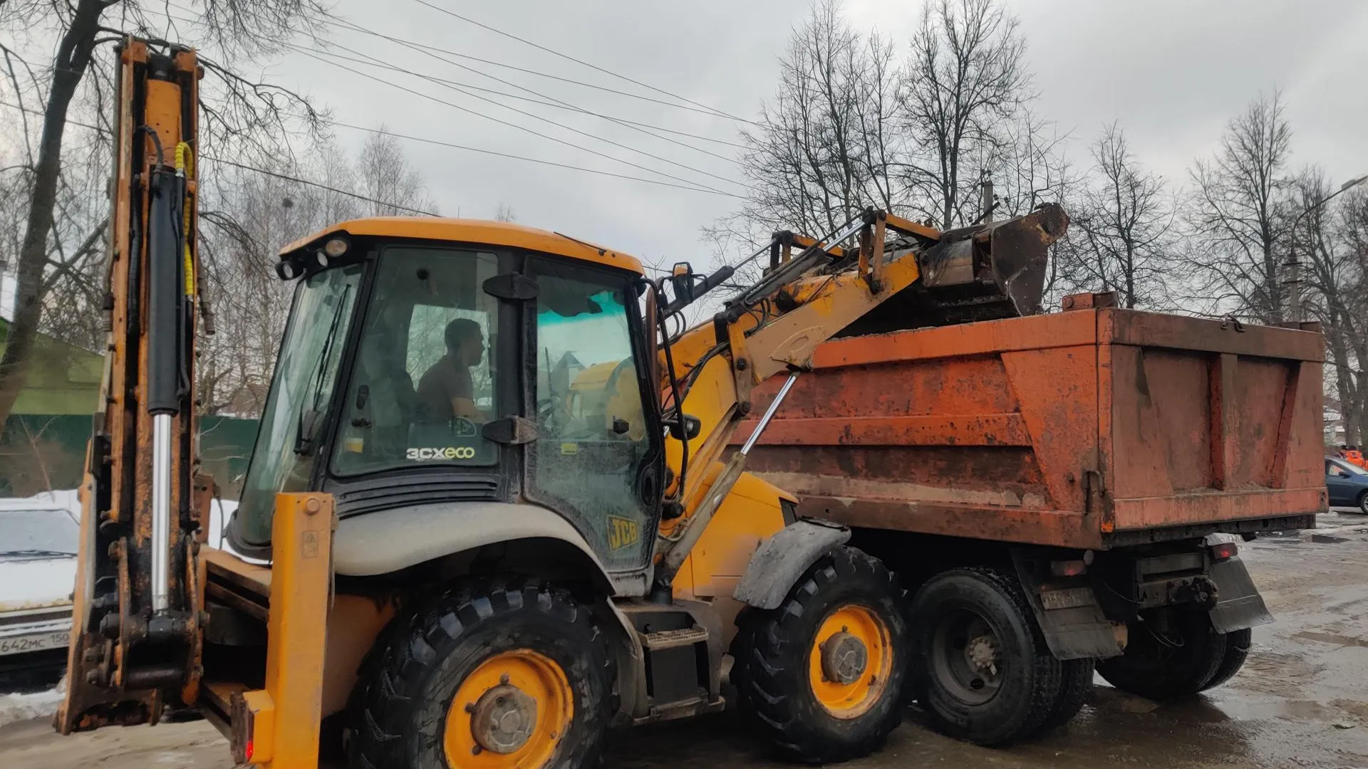 В Красноармейске коммунальщики очищают дворы, тротуары и парковки от наледи
