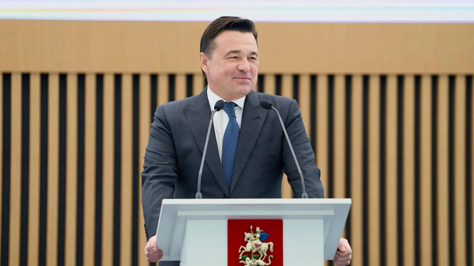 Андрей Воробьев поздравил педагогов с Днем учителя и вручил награды
