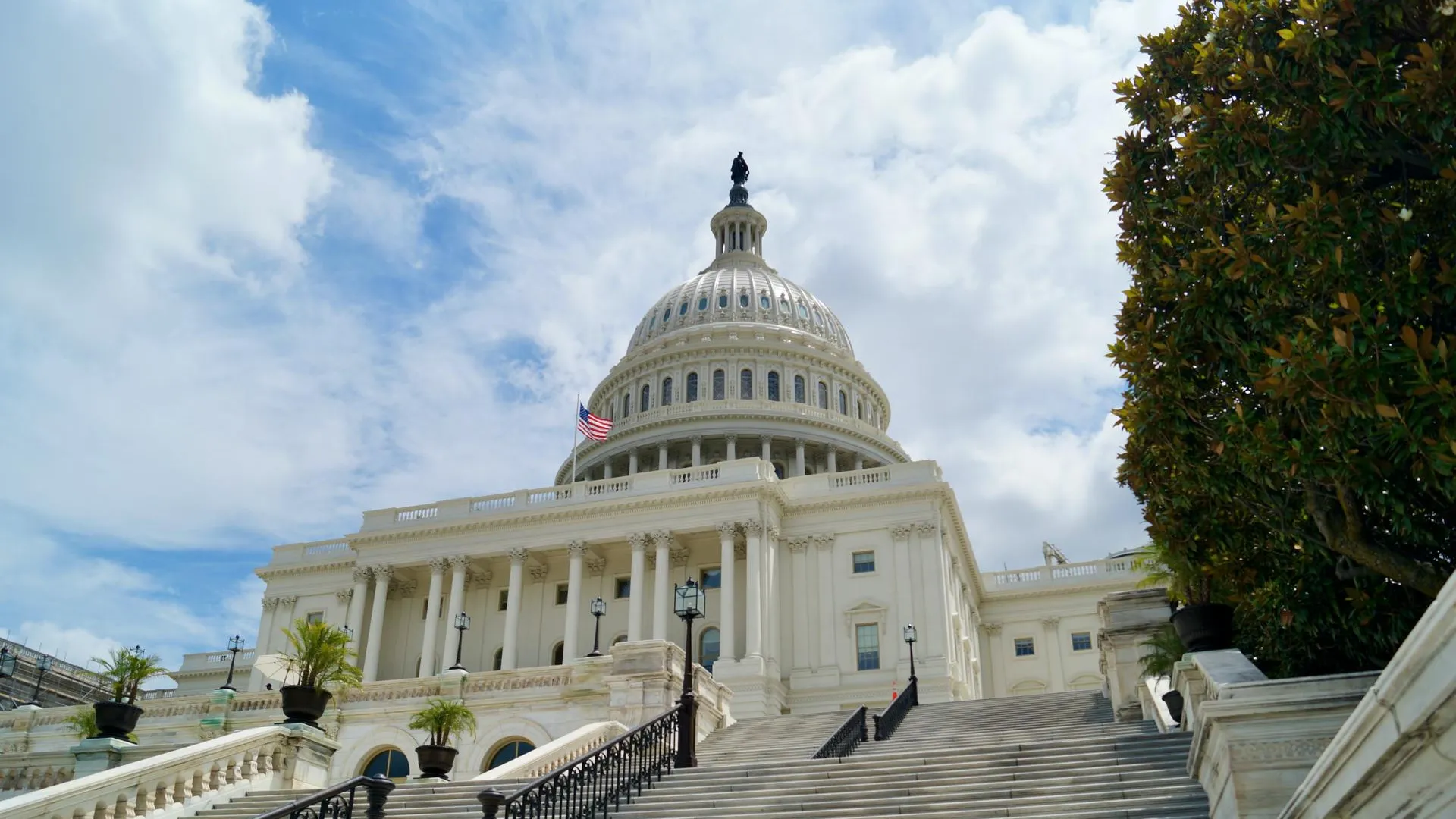 Сотрудник сената США попал под следствие после того, как появился в форме ВСУ