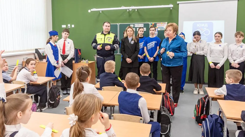 Школьники Одинцовского округа повторили правила дорожного движения с автоинспекторами