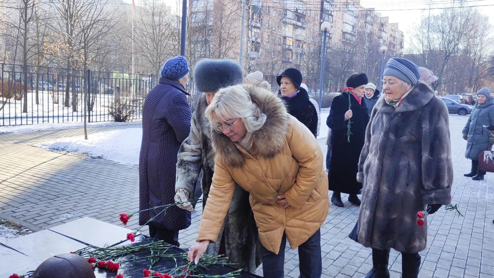 В Химках прошло возложение цветов к монументу «Вечная слава защитникам Родины»
