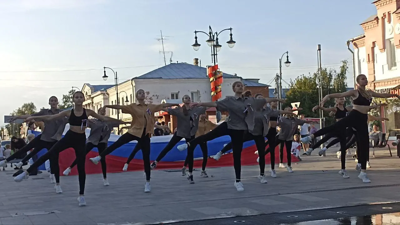 В День государственного флага егорьевцев объединил танцевальный флешмоб