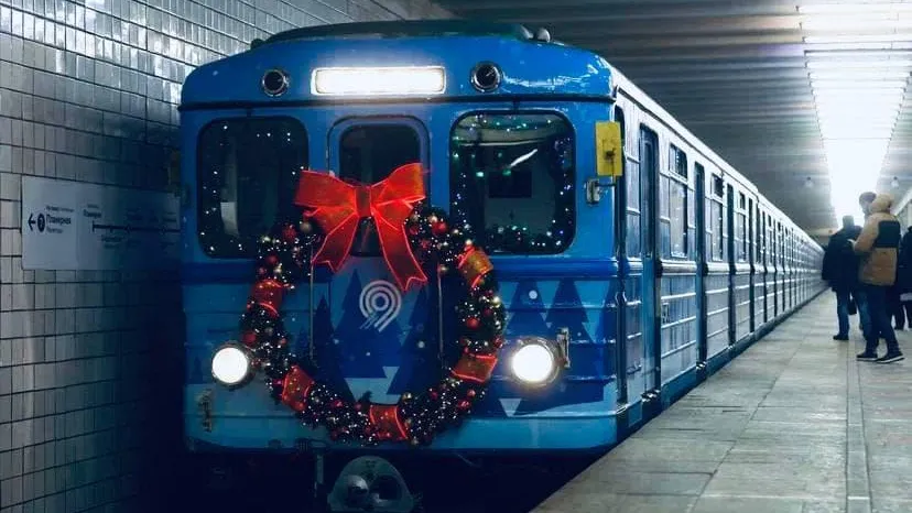 Новогодний поезд запустили на «фиолетовой» линии Мосметро