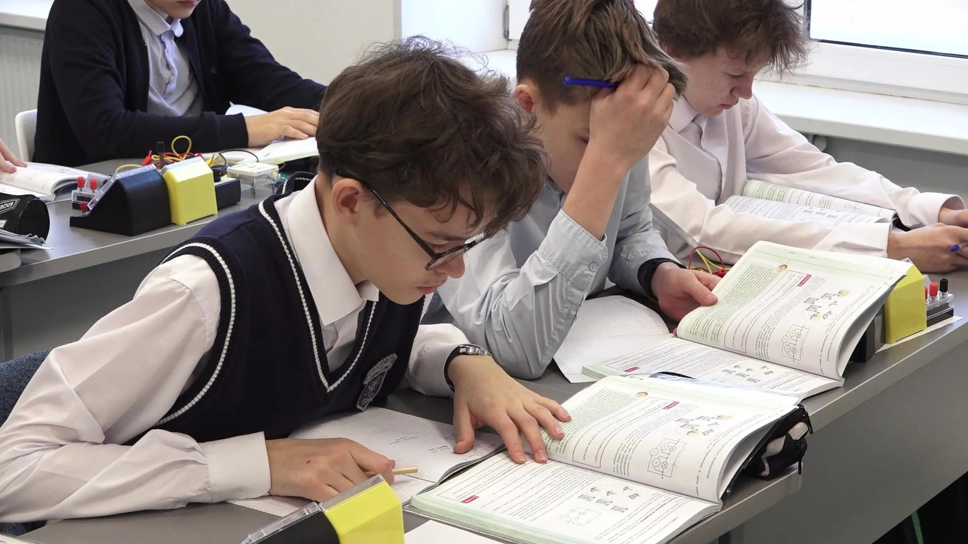 В Дубне внедряют новый учебник по физике для школьников