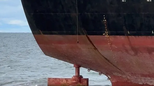 Моряки «рыбачат» с помощью магнитов на застрявшем в Калининграде судне