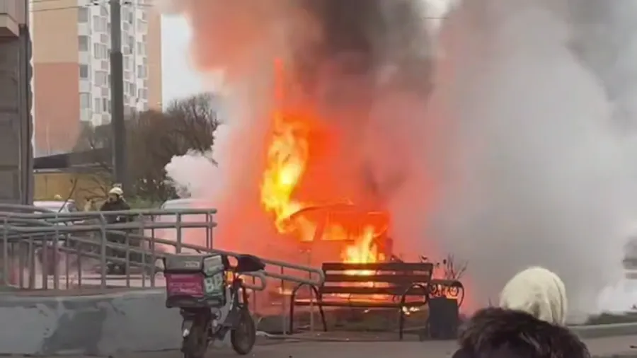 Сотрудники МЧС потушили взорвавшийся автомобиль в Московском
